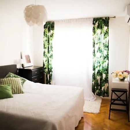 Apartment Cozy Apt Within Walk Distance To Center And Beach