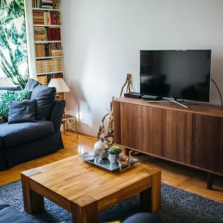 Apartment Cozy Apt Within Walk Distance To Center And Beach