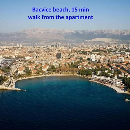 Cozy Apt Within Walk Distance To Center And Beach Split