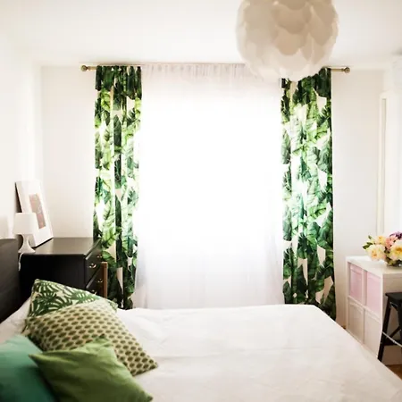 Apartment Cozy Apt Within Walk Distance To Center And Beach *