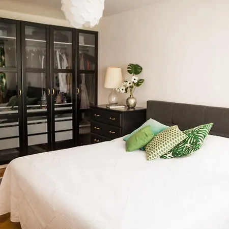 Apartment Cozy Apt Within Walk Distance To Center And Beach